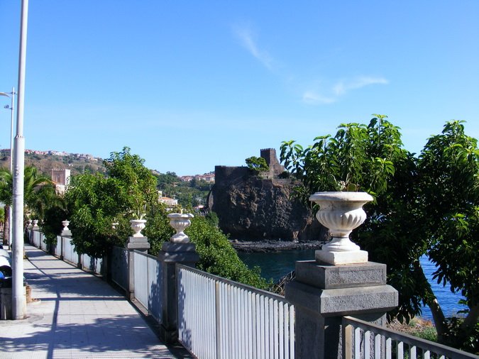 (32)  Aci Castello